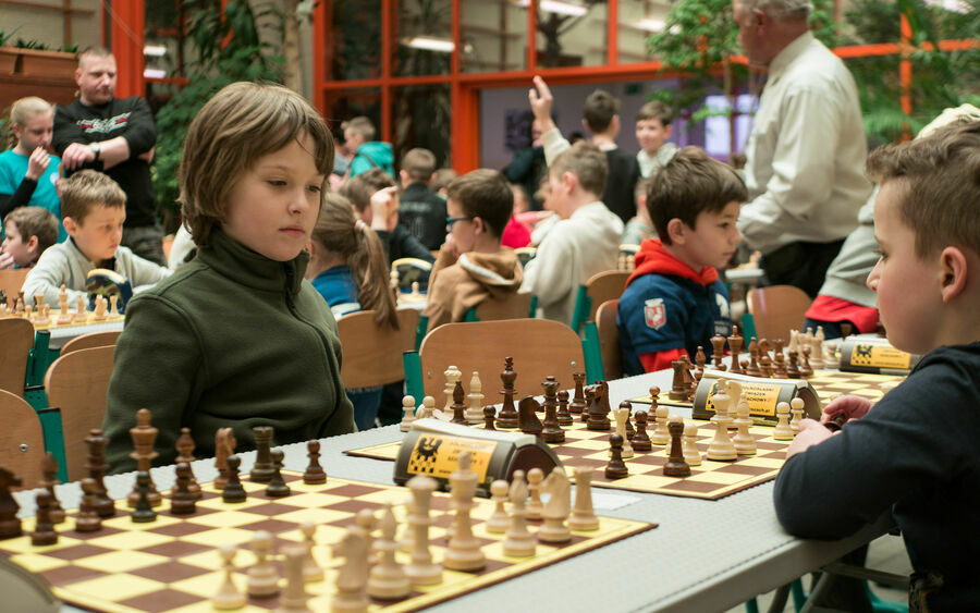 zawodnicy grają w szachy