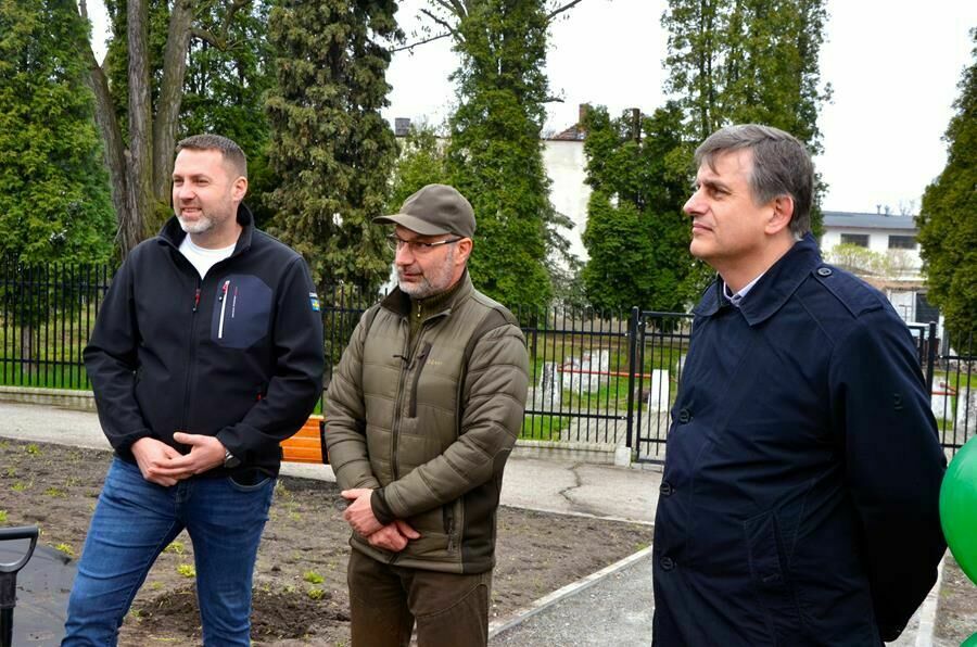 zatepca burmistrza Przemysław Sikora, burmistrz Leszek Michalak i leśniczy Grzegorz Stencel
