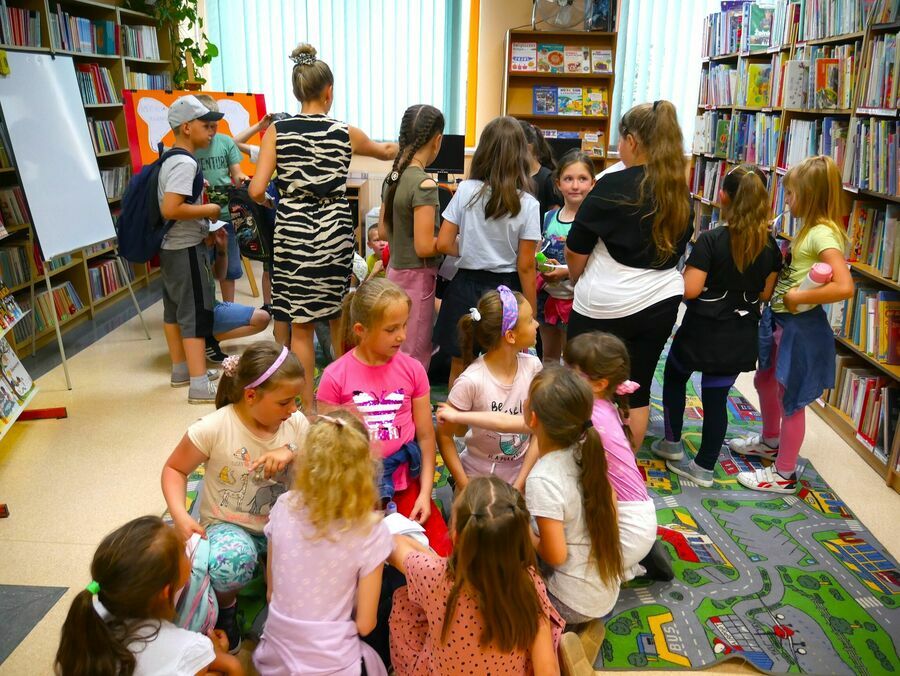 uczniowie podczas zajęć w bibliotece