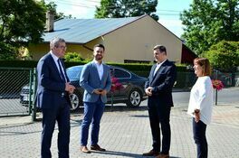 burmistrz Leszek Michalak, poseł Wojciech Murdzek wraz z asystentem i dyrektor SP Zastruże Krystyna Wardach stoją przed budynkiem szkoły