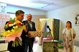 burmistrz Leszek Michalak i radny Waldemar Ganczarek składają życzenia dyrektor SP Zastruże Krystynie Wardach