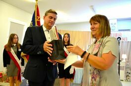 burmistrz Leszek Michalak odbiera upominek od dyrektor SP Zastruże Krystyny Wardach