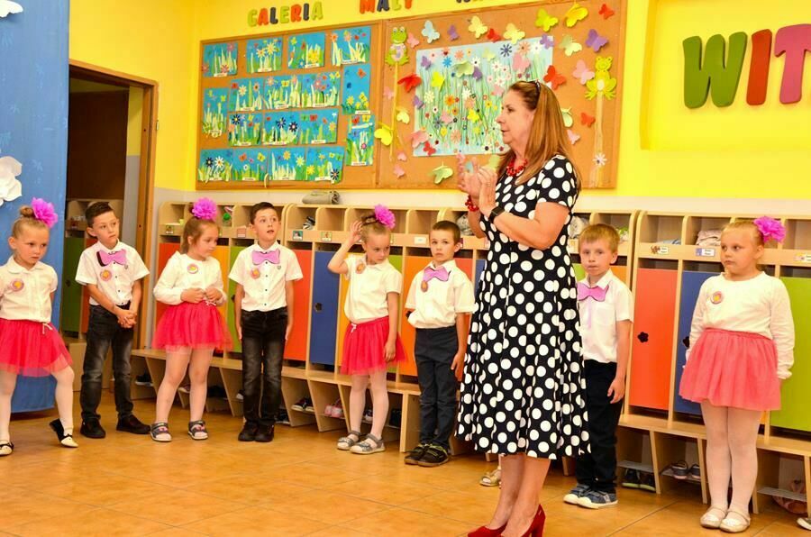 dyrektor przedszkola Elżbieta Wierzyk składa życzenia przedszkolakom