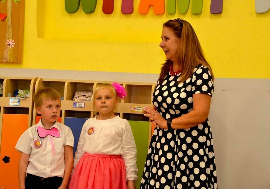 dyrektor przedszkola Elżbieta Wierzyk składa życzenia przedszkolakom