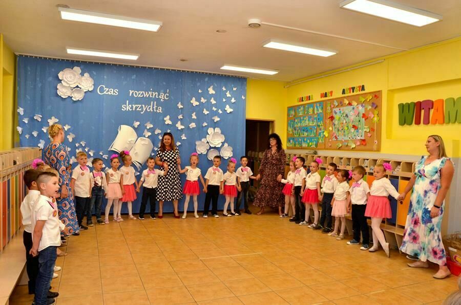przedszkolaki podczas występu artystycznego