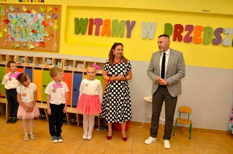 życzenia rodzicom i przedszkolakom składa zastępca burmistrza Przemysław Sikora