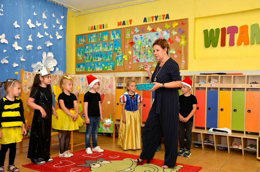 dyrektor Elżbieta Wierzyk gratuluje przedszkolakom