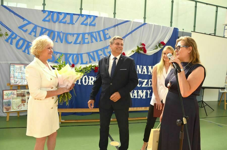 burmistrz Leszek Michalak i sekretarz gminy Sylwia Pawlik składają podziękowania dyrektor SP Imbramowice Krystynie Waliszak