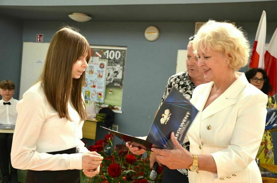 dyrektor SP Imbramowice Krystyna Waliszak składa gratulacje uczniom