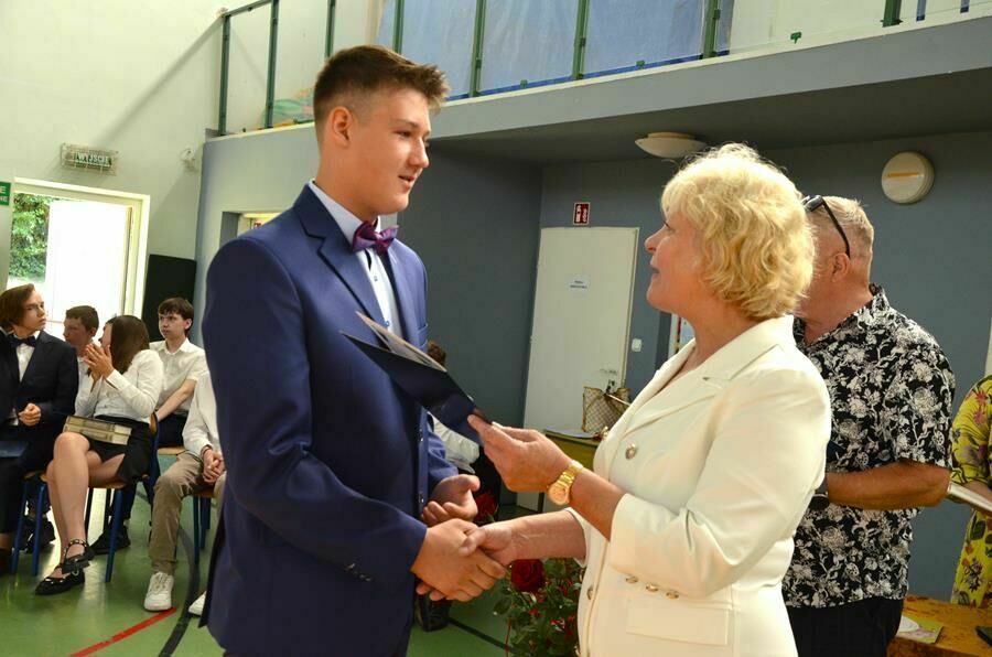 dyrektor SP Imbramowice Krystyna Waliszak składa gratulacje uczniom