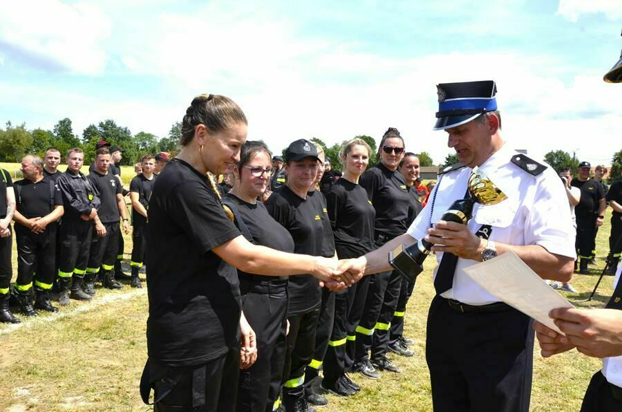 burmistrz Leszek Michalak wręcza puchary strażakom