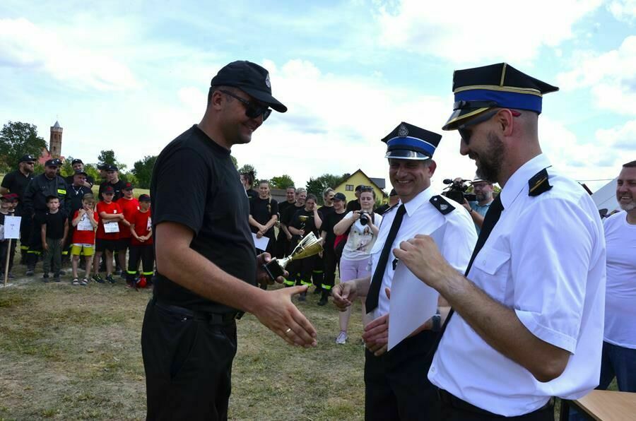 burmistrz Leszek Michalak wręcza puchary strażakom