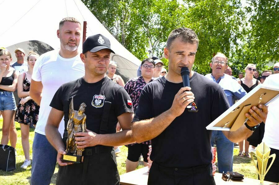 OSP Pożarzysko i zastępca burmistrza Przemysław Sikora