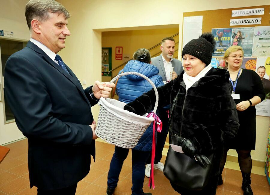 burmistrz Leszek Michalak i zastępca burmistrza Przemysław Sikora rozdają słodkości mieszkańcom