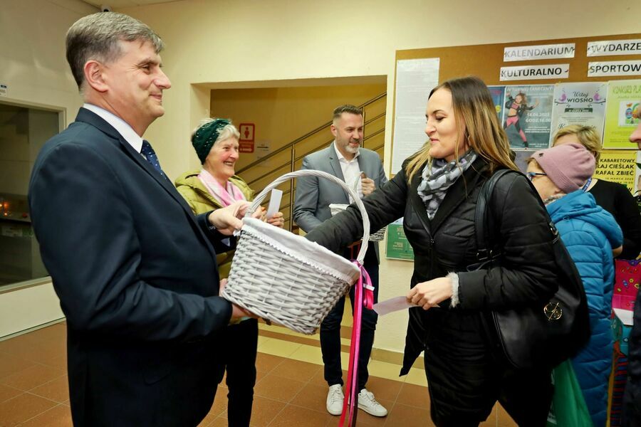 burmistrz Leszek Michalak i zastępca burmistrza Przemysław Sikora rozdają słodkości mieszkańcom