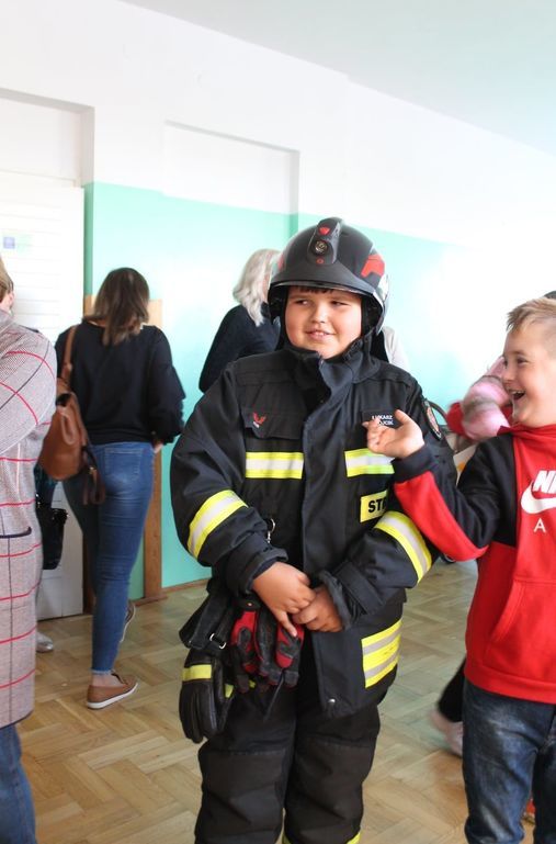 Uczeń w stroju strażaka