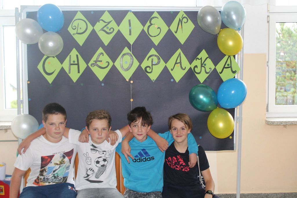 Zdjęcia grupowe uczniów przed plakatem na Dzień Chłopaka