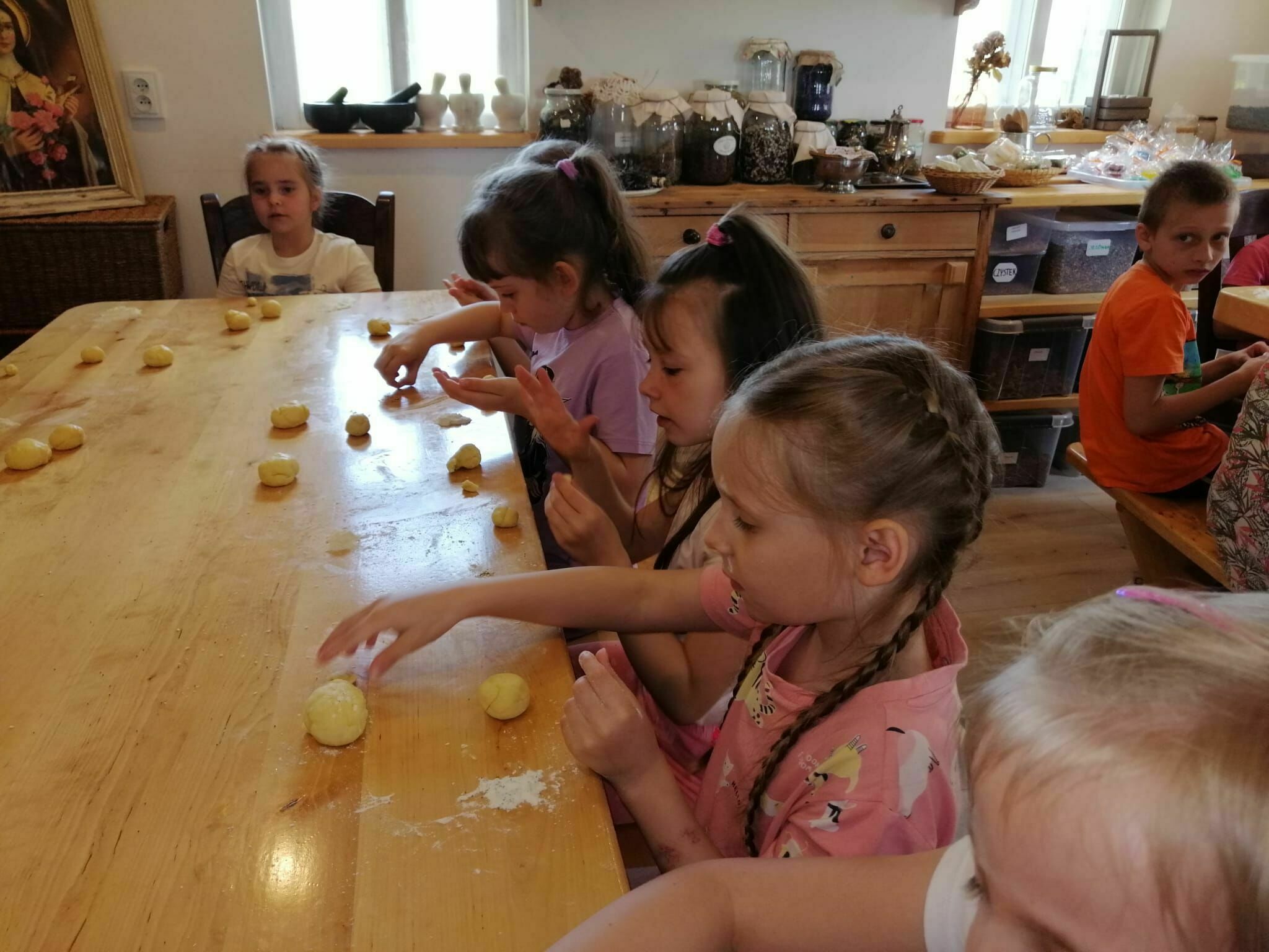 Uczniowie klas I w Krainie Rumianku