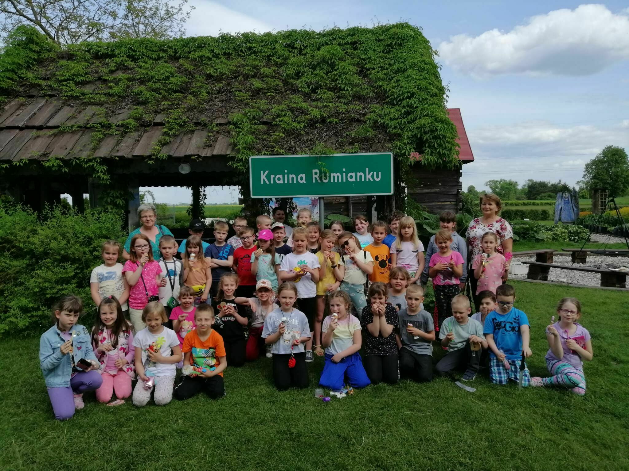 Uczniowie klas I w Krainie Rumianku