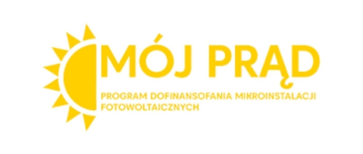Grafika, zdjęcie osoby trzymającej małe panele fotowoltaiczne w dłoniach i logo programu Mój Prąd