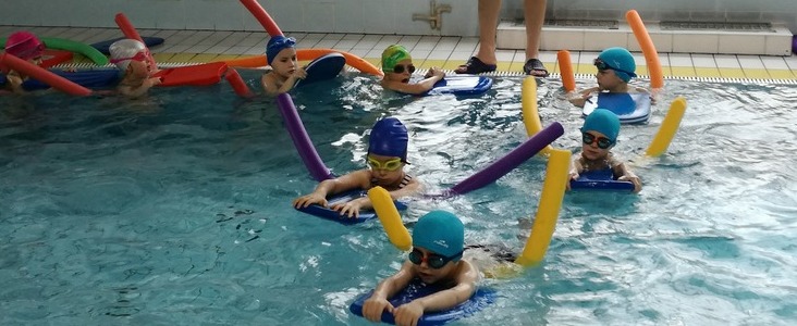 Uczniowie rozpoczęli naukę pływania