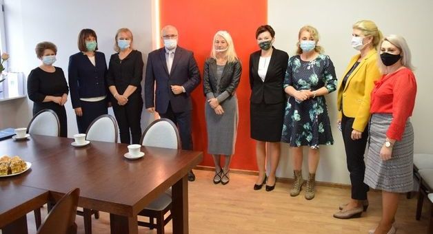 Zdjęcie Burmistrza Gminy z kadrą kierowniczą szkół i przedszkoli
