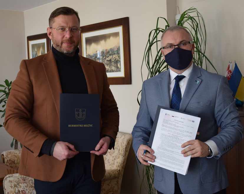 Na zdjęciu widnieje Pan Rafał Król reprezentant firmy ANBUD i Pan Burmistrz Bełżyc – Ireneusz Łucka. Zdjęcie wykonane z okazji podpisania umowy na rewitalizację parku miejskiego i pierzei rynkowej w Bełżycach realizowanego w ramach projektu „Rewitalizacja obszaru miejskiego – Bełżyce Centrum”. 