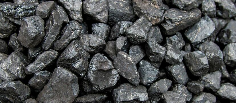 Grafika przedstawia czarno szare bryłki węgla kamiennego.