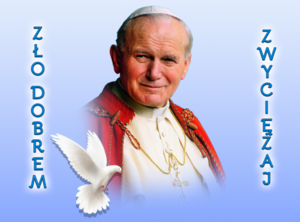 Grafika zawiera zdjęcie Jana Pawła II, po prawej i lewej stronie fotografii znajduje się niebieski napis następującej treści: Zło dobrem zwyciężaj.