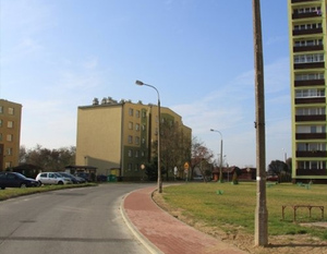 WYMIANA NAWIERZCHNI CHODNIKA W UL. KOWALSKIEGO.