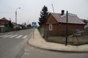 WYMIANA NAWIERZCHNI CHODNIKA W UL. STAROMIJESKIEJ W DĘBLINIE.