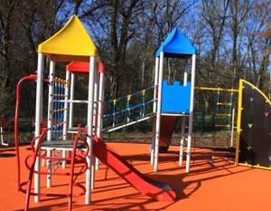 UTWORZENIE SZKOLNEGO PLACU ZABAW PRZY SZKOLE PODSTAWOWEJ NR 4 W DĘBLINIE.