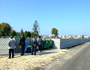 Budowa części ogrodzenia z płyt betonowych Cmentarza Komunalnego w Dęblinie.