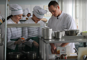 Kucharz na medal 2017 – kulinarna rywalizacja w ZSZ nr 2
Tegoroczne hasło: „Każdą kaszę chętnie zjemy, zaraz ją przygotujemy"
