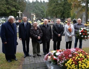 Delegacja władz Miasta Dęblin złożyła wieńce na Dęblińskich grobach