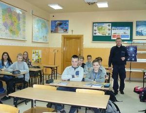 Kolejne spotkanie uczniów klas gimnazjalnych oraz klas siódmych Szkoły Podstawowej z przedstawicielem Policji w Dęblinie