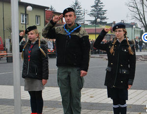 Fragment plakatu: Szczepowa Akcja Naborowa ZHP- Troje harcerzy salutujących na placu
