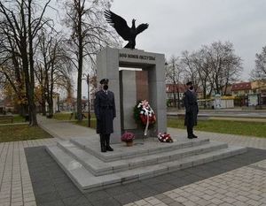 Warta honorowa przy pomniku Niepodległości w Dęblinie podczas uroczystości miejskich 11 listopada 2020 roku.