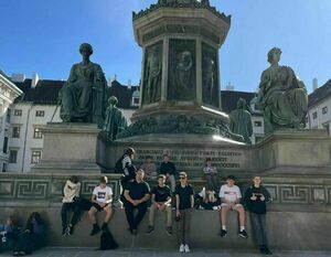 Pomnik cesarza Franciszka I na dziedzińcu Hofburga - Wiedeń - grupa uczniów i nauczyciel Kacper Seler