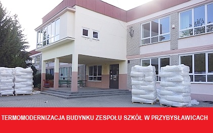 Trwają prace budowlane przy termomodernizacji budynku szkoły w Przybysławicach. 