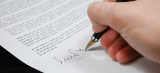 Grafika ogólna- dłoń z długopisem podpisując dokument
