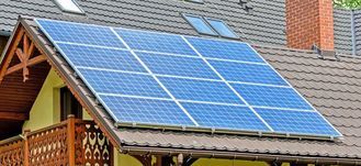 Instalacja solarna na dachu.