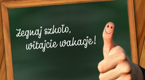Napis na tablicy Żegnaj szkoło witajcie wakacje! Kciuk do góry z emotikonem uśmiechnietym
