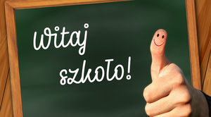 Grafika przedstawia kciuk w górę z napisem Witaj szkoło na tablicy