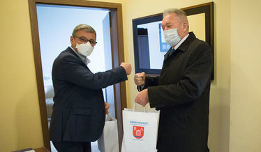 Na zdjęciu Wójt Gminy Niemce przekazujący sprzęt dyrektorowi szpitala