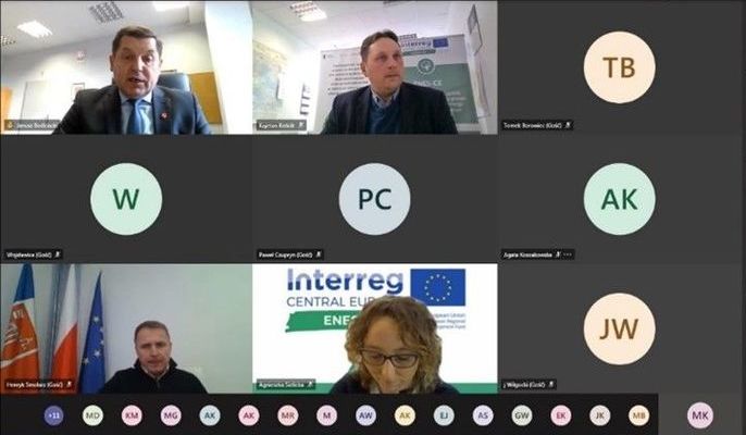 Na zdjęciu ekran komputera ze spotkania on-line