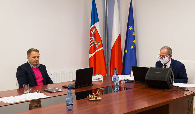 Zdjęcie przedstawia Zastępcę Wójta Gminy Niemce oraz Przewodniczącego Rady Gminy podczas obrad 