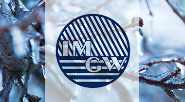Grafika ogólna - logo IMGW na tle oblodzonych gałęzi