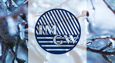 Zdjęcie przedstawia logo IMGW na tle oblodzonych gałęzi