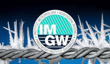 Zdjęcie przedstawia logo IMGW na tle oszronionego drutu